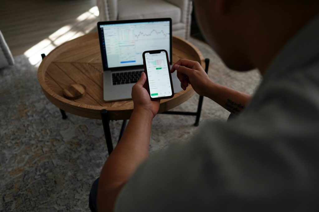 Gambar komunitas trader yang aktif dan dinamis dengan anggota dari berbagai latar belakang yang saling berbagi pengetahuan dan strategi trading untuk meningkatkan kemampuan dan kesuksesan mereka dalam pasar keuangan