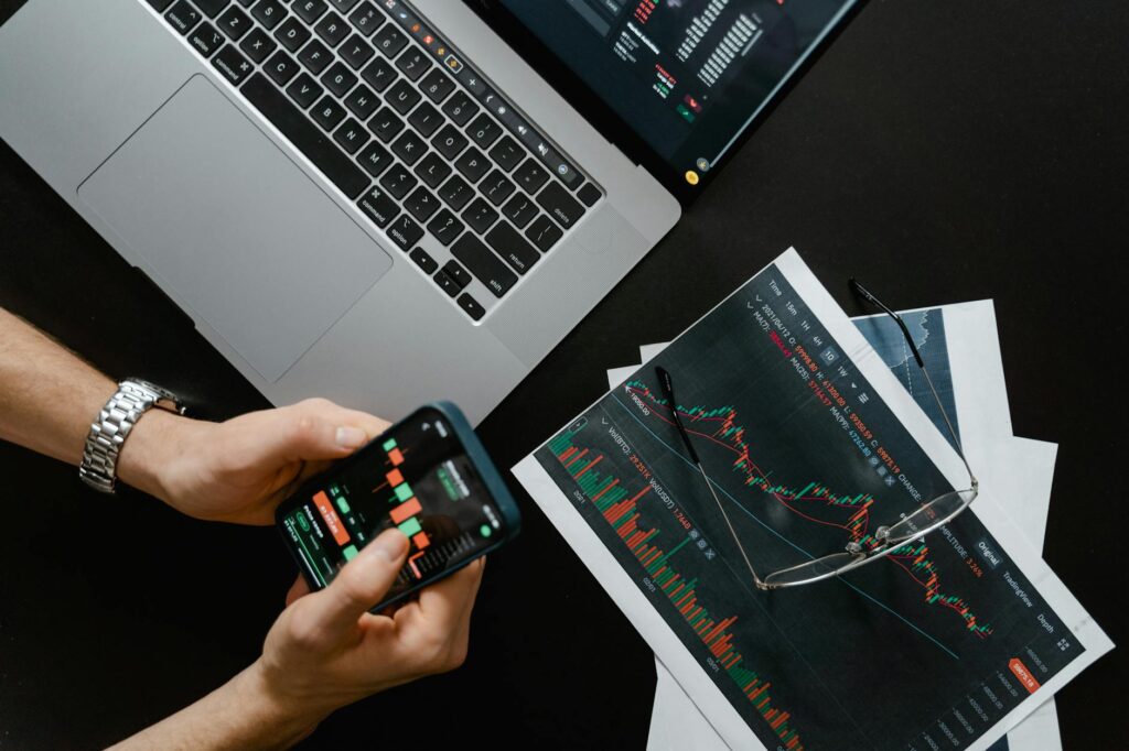 Gambar komunitas forex trader profesional berbagi strategi dan analisis pasar valuta asing untuk meningkatkan keuntungan dalam berinvestasi valas online
