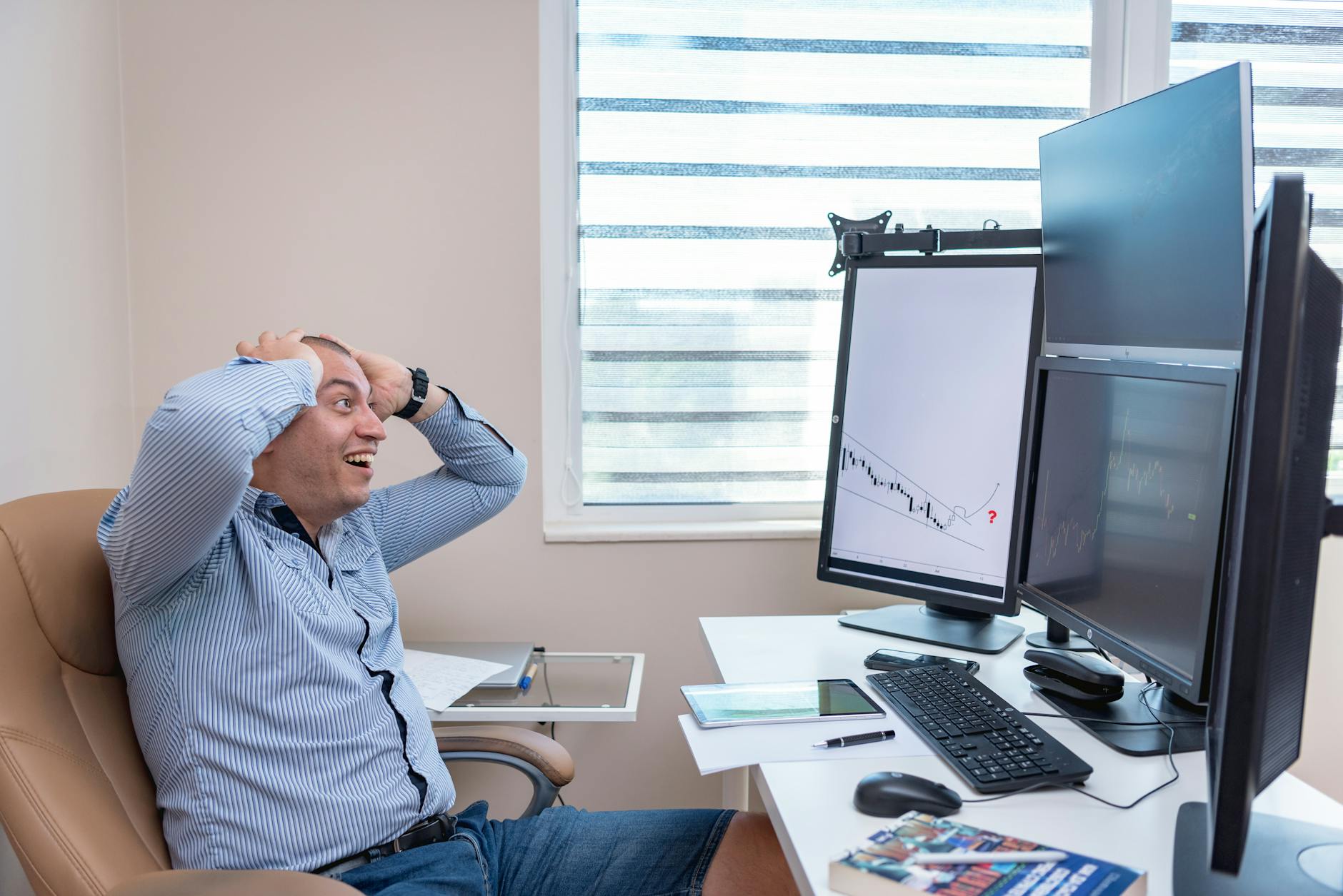 Gambar komunitas trader forex yang terdiri dari orang-orang dari berbagai latar belakang yang bergabung untuk berbagi pengetahuan dan strategi trading valas online