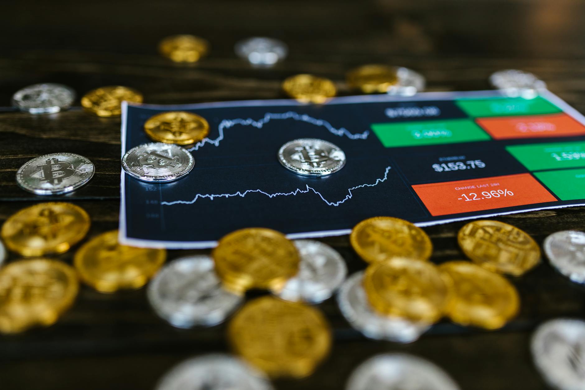 Ilustrasi robot trading forex yang menggunakan algoritma canggih untuk melakukan transaksi otomatis di pasar valas secara akurat dan efisien
