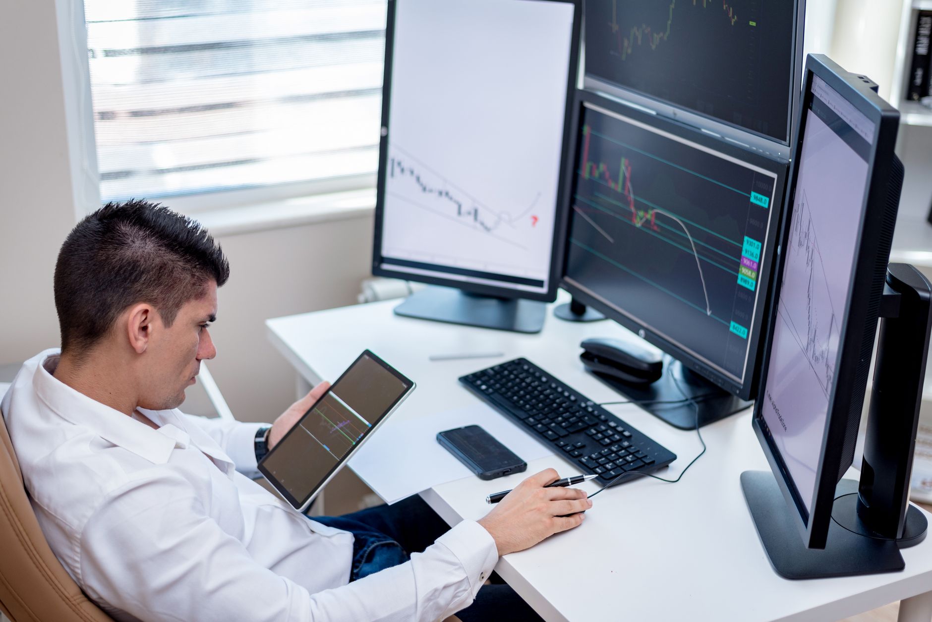 Gambar komunitas trader yang terdiri dari orang-orang dari berbagai latar belakang yang berkumpul untuk berbagi pengetahuan dan strategi trading