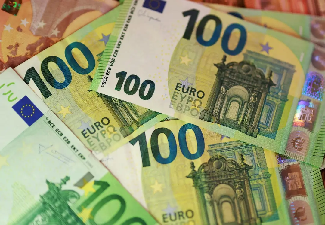 Euro struggles faces political Euro Kesulitan Menghadapi Tekanan Politik