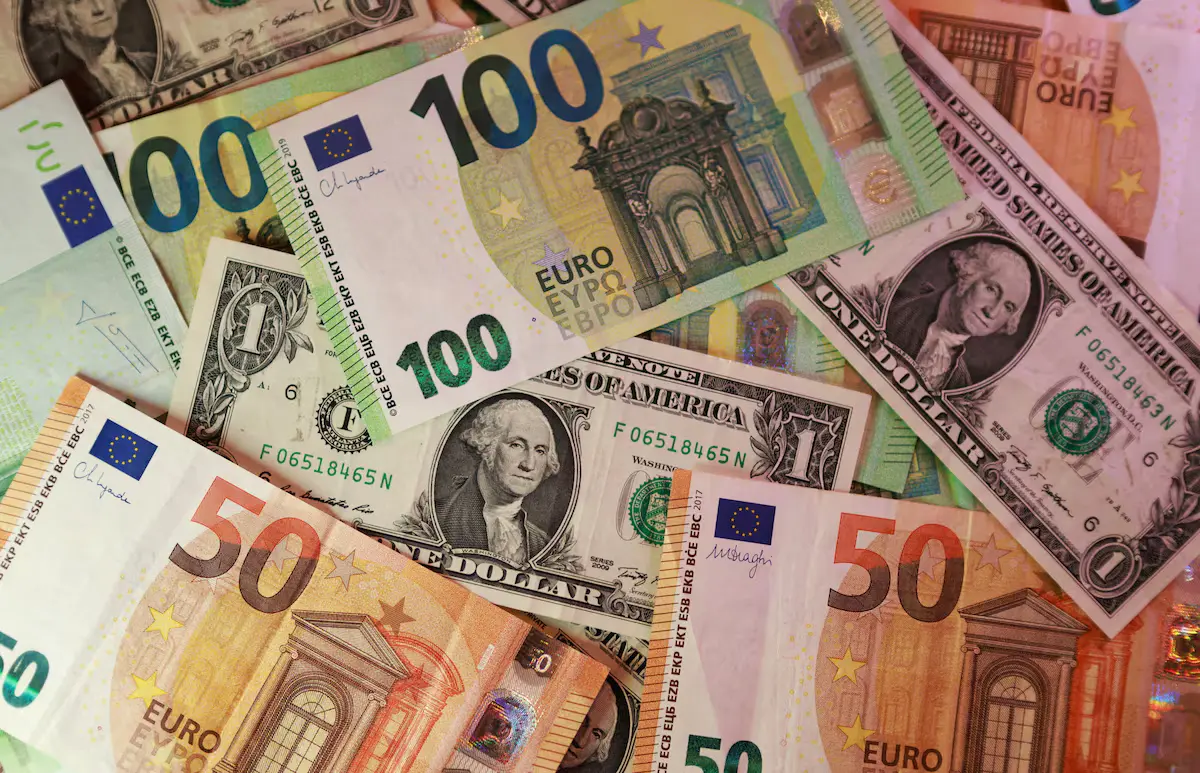 Euro Falls Shink to 17-Month Low Euro Anjlok ke Level Terendah dalam 17 Bulan