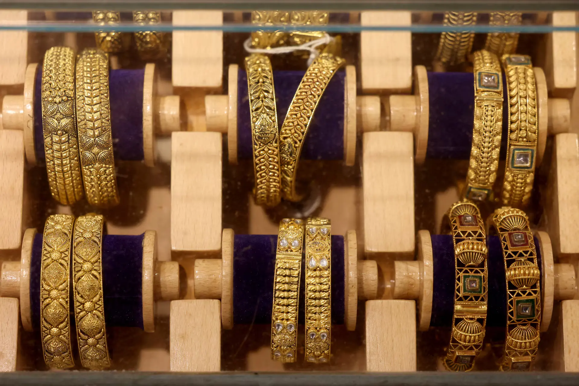 Gold nudges lower as dollar Emas Sedikit Melemahlah saat Dolar AS Bertahan Kuat