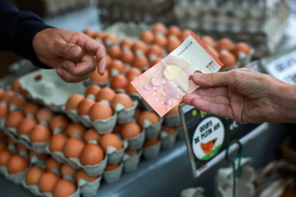 dolar AS naik empat minggu US dollar fourth weekly gain euro dollar exchange rate